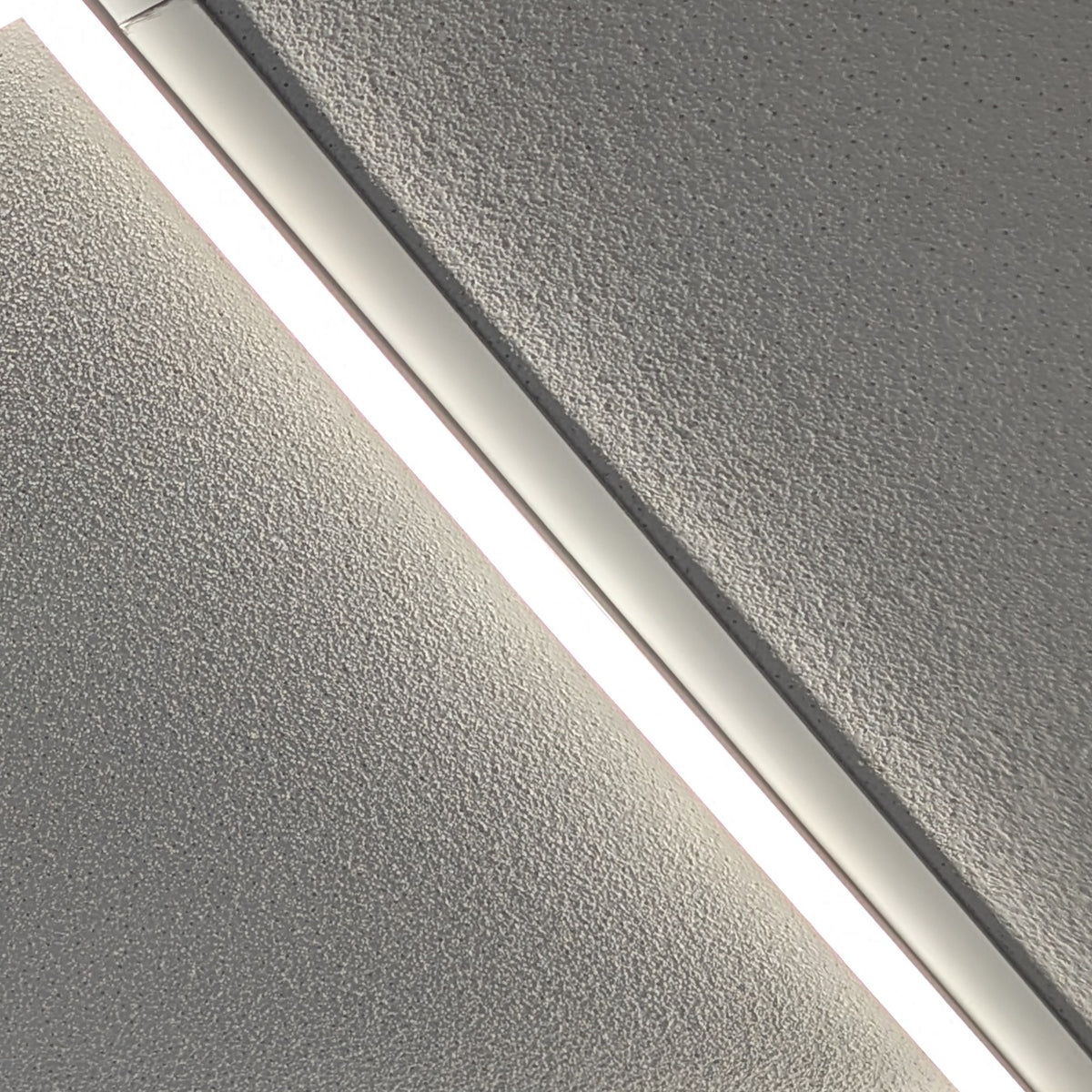 Close-up of the glowing LED edge, aluminium frame and PC cover