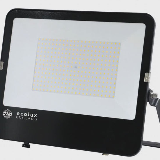 LED Dual Voltage Floodlight – 15s explanation video with voiceover, no text overlays