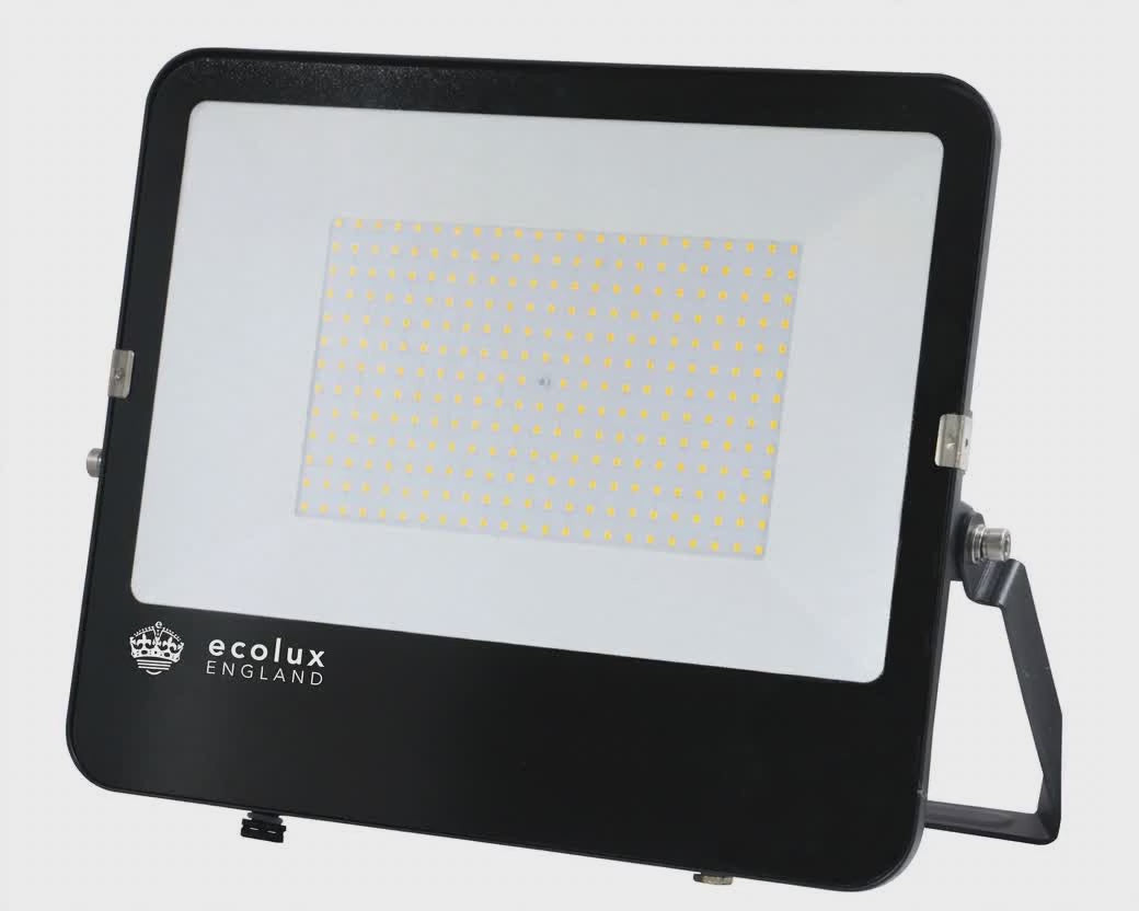 LED Dual Voltage Floodlight – 15s explanation video with voiceover, no text overlays